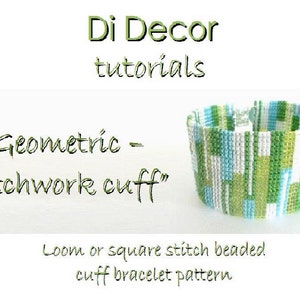 Op de afbeelding: Een groene, witte en blauwe kralenarmband met een geometrisch patroon. De armband is een manchetmodel en is gemaakt met een weefgetouw of vierkante steek. De tekst in de afbeelding luidt "Di Decor tutorials "Geometric - patchwork cuff" Loom or square stitch beaded cuff bracelet pattern".