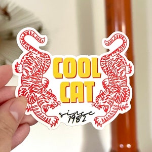 Cooler Katzenaufkleber Queen Freddie Merkur Aufkleber Retro 80er Jahre Rock Vintage Tatoo Style Design You’re A Cool Cat Queen Band Sticker 80er Jahre Geschenk