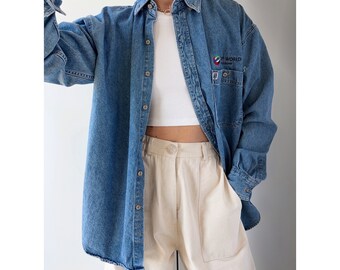 Chemise boutonnée à manches longues en denim bleu délavé moyen des années 90 vintage des années 90