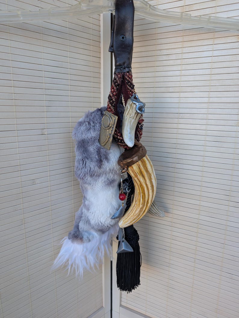 Trofeeriemtouw/tassle met tanden, klauwen en droidonderdelen voor Mandalorians, premiejagers, Star Wars OC's en meer...! Faux fur tail
