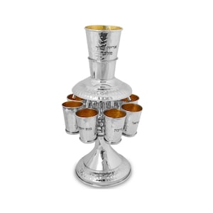 Zilveren wijnfontein gehamerd met gravure, gehamerde afwerking - Shabbat &Pesach Judaica Set Met de namen van kinderen op de likeuren