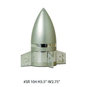 Puede incluir: Tapón de botella de plata en forma de cohete con una banda cromada alrededor del medio. #SR 104 H3.5"-W2.75"