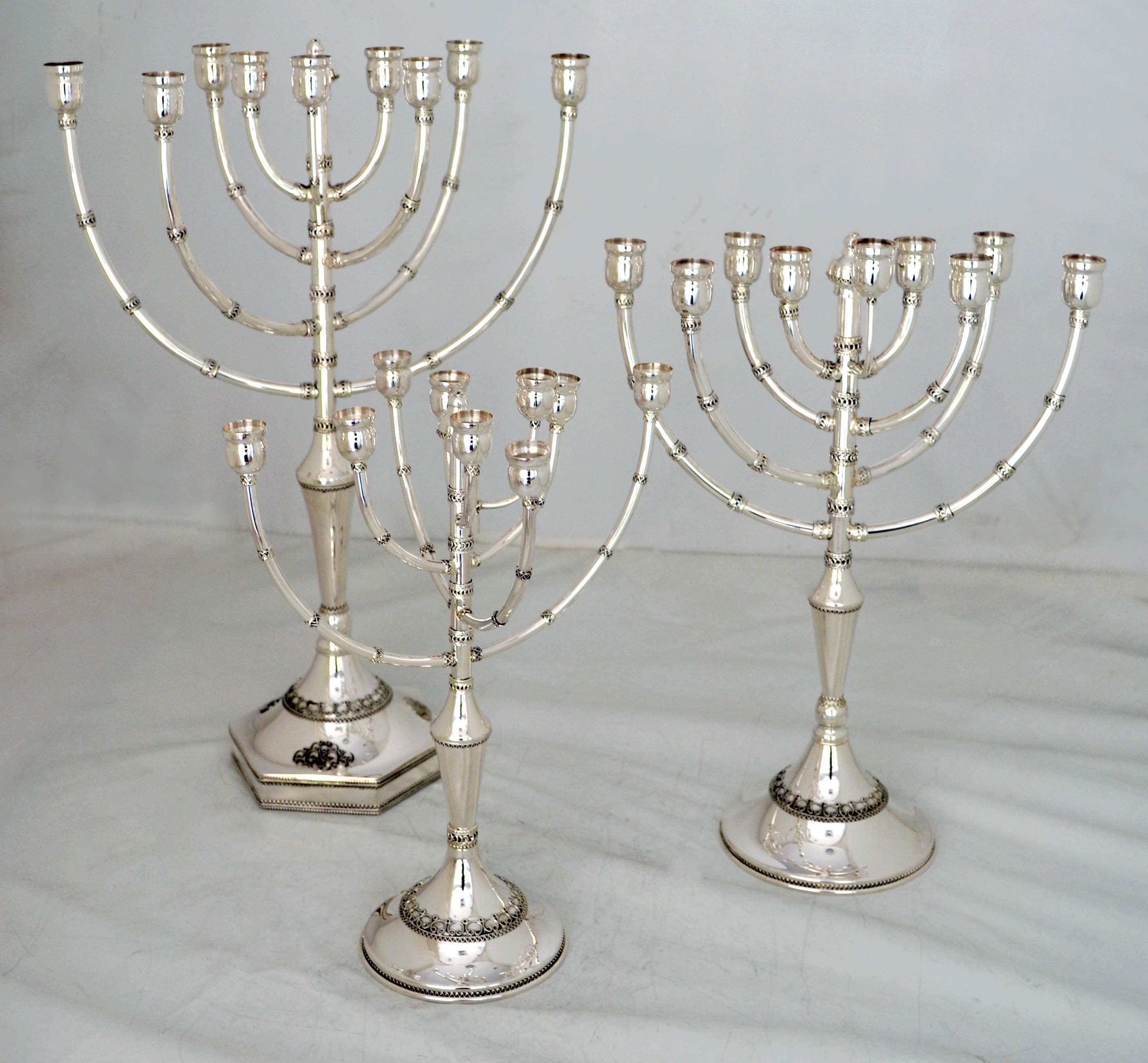 伝統的なユダヤ教のハヌカのメノーラーは 925 スターリングシルバーで