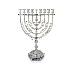 conjunto de ícones de Hanukkah, candelabro de Hanukkiah, rosquinhas  sufganiyot, música, moedas, pião pião, rabino, estrela de David, torá,  feliz Hanukkah em inglês. símbolos brancos com contorno preto 15003526  Vetor no Vecteezy