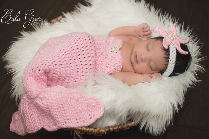 Pattern Crochet Newborn Mermaid Outfit with Starfish Headband, Crochet Newborn Baby Pink Mermaid Set with Pearls image 1