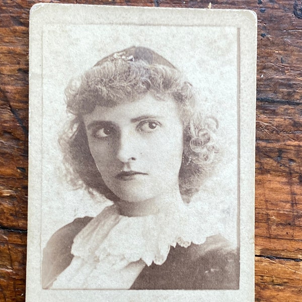 Theatrical cigarette card of Helen Bell. carte de visite/ CDV. Identified and signed.