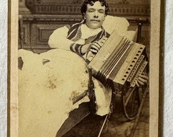 AMAZING CDV/ carte de visite of a convalescing performer. Accordion player in wheelchair, wheeled bed. Identified. Very rare!