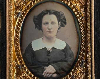 Ninth plate daguerreotype of a woman. Complete case.