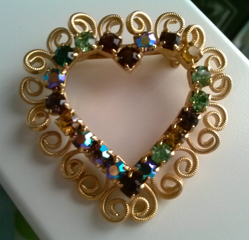 Stunning Vintage Colored Rhinestone Heart Pin Brooch with Goldtone Filigree Outline Design
