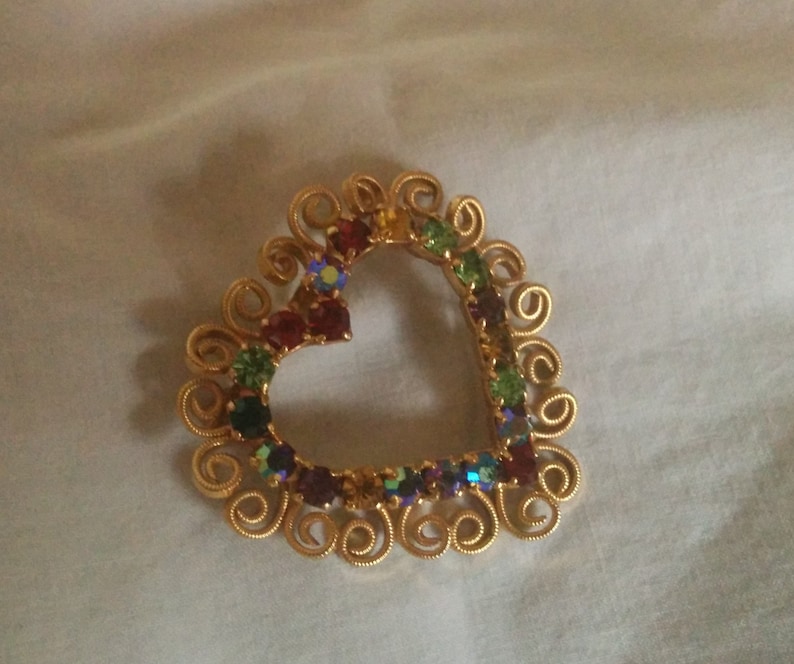 Stunning Vintage Colored Rhinestone Heart Pin Brooch with Goldtone Filigree Outline Design