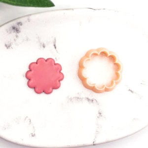 Cortador de arcilla con forma de flor: herramienta de corte con forma de flor festoneada para hacer colgantes y aretes de joyería de arcilla polimérica. imagen 1