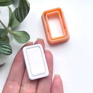 Wykrawarka do gliny o prostokątnej, zaokrąglonej ramce. Narzędzie do wycinania gliny polimerowej do tworzenia kolczyków, biżuterii i wisiorków. Klasyczny kształt.