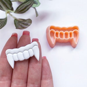 Ausstecher für Reißzähne aus Ton: Scharfe Zahnform zum Ausschneiden für Halloween-Schmuck und Ohrringe aus Polymerton.