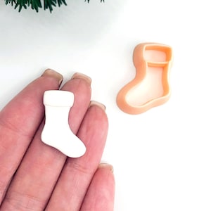 Klei-uitsteker in de vorm van een kerstsok: een gereedschap om kerstsokken uit te snijden voor het maken van sieraden van polymeerklei.