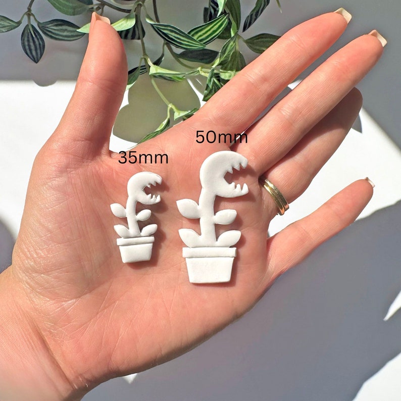 monster plant clay cutter, fly trap polymer clay cutting tool. Venus flytrap. The larger figurine is 50mm tall and the smaller figurine is 35mm tall.