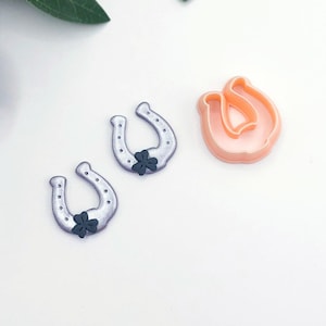 Wykrawarka do gliny w kształcie podkowy: narzędzie do wycinania kształtów z gliny polimerowej dla twórców ręcznie robionej biżuterii, np. kolczyków na szczęście.