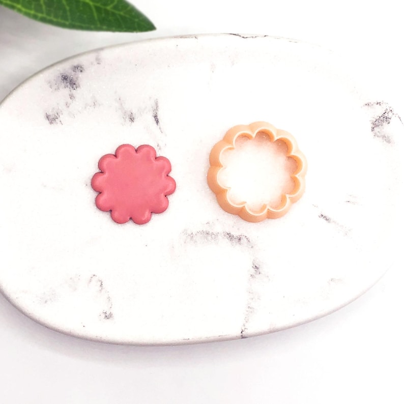 Cortador de arcilla con forma de flor: herramienta de corte con forma de flor festoneada para hacer colgantes y aretes de joyería de arcilla polimérica. imagen 1