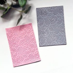 Timbro con texture in pizzo: tappetino in gomma per timbri per la creazione di pendenti, gioielli e orecchini in pasta polimerica.