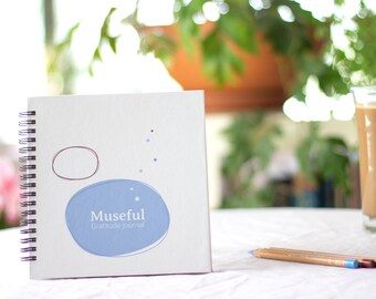 Museful Gratitude Journal: Journal carré fait à la main. Pages couleur sur papier écologique (thème Cosy). Personnalisez avec votre nom ou en cadeau!