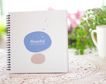 Museful Rainy Day Journal: Un guide très personnel pour améliorer le bien-être émotionnel - Remplissez pour créer votre propre manuel (thème Cozy)