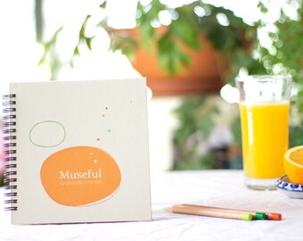 Museful Gratitude Journal: Journal carré fait à la main. Pages couleur sur papier écologique (thème juteux). Personnalisez avec votre nom ou en cadeau