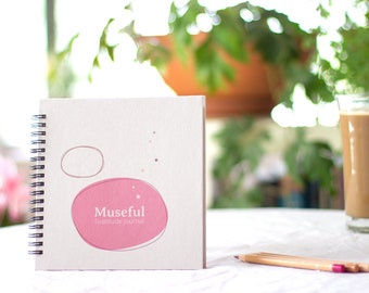 Museful Gratitude Journal: Journal carré fait à la main. Pages couleur sur papier écologique (thème crémeux). Personnalisez avec un nom ou en cadeau!