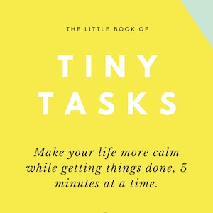 Può includere: Una copertina di libro gialla con il titolo "The Little Book of Tiny Tasks" in testo nero. Il sottotitolo è "Make your life more calm while getting things done, 5 minutes at a time." Un'icona di checklist in bianco e nero si trova sotto il testo. Il nome dell'autore, "ARCADIA PAGE", è in fondo alla copertina.