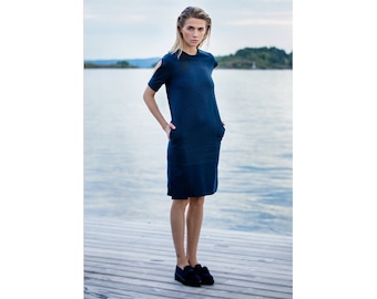 Super Summery Vestido de lino azul marino con bolsillos.