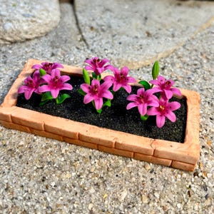 Miniature 1:12 Deep Pink Day Lilly Garden Box, Fairy Garden Planter, Gnome Garden Flower Garden Box, Dollhouse Garden Decoration