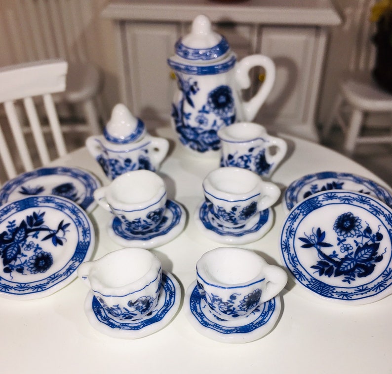 Dollhouse Miniature Set of 4 Blue /& White Ceramic Flower Pots with Saucers