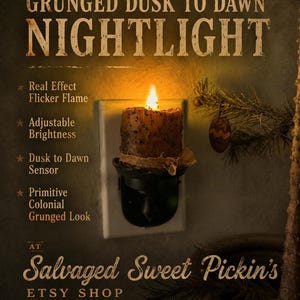 Puede incluir: Una luz nocturna enchufable con una vela marrón texturizada con efecto de llama parpadeante en un soporte negro. El texto dice: Primitive Colonial GRUNGED DUSK TO DAWN NIGHTLIGHT, Real Effect Flicker Flame, Adjustable Brightness, Dusk to Dawn Sensor.