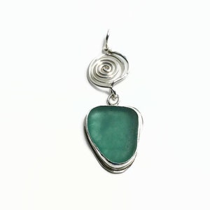 Aqua Beach Glass, collar de plata de ley, colgante de cristal marino escocés, regalo para un amigo