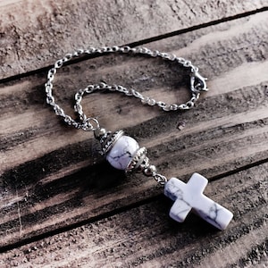 Howlite Cross Auto-Rückspiegelanhänger, Aufhänger, Accessoire