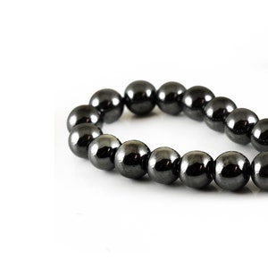 Puede incluir: Una hebra de cuentas de hematites negras, una opci&oacute;n popular para la elaboraci&oacute;n de joyas.