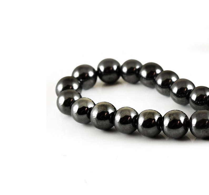 Puede incluir: Una hebra de cuentas de hematites negras, una opci&oacute;n popular para la elaboraci&oacute;n de joyas.