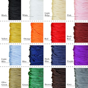 Puede incluir: Una colecci&oacute;n de carretes de cord&oacute;n en varios colores, incluyendo negro, blanco, beige claro, rosa, amarillo, naranja, rojo, rojo oscuro, azul claro, azul, azul oscuro, morado, verde oliva, verde, marr&oacute;n y gris.