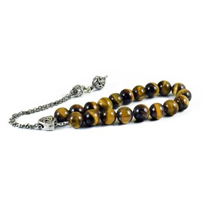 K&ouml;nnte beinhalten: Eine braune und goldene Tigerauge-Perlenmala mit silbernen Akzenten. Die Mala hat einen Quasten und einen silbernen Anh&auml;nger.