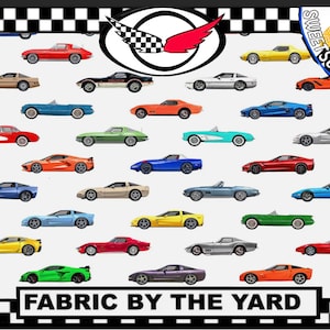 Op de afbeelding: Stof per yard met een patroon van klassieke sportwagens in verschillende kleuren, waaronder rood, blauw en geel. Het ontwerp bevat een geblokte rand en een logo met vleugels. De tekst "FABRIC BY THE YARD" staat onderaan.
