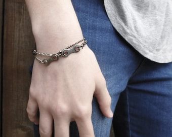 Pulseira feita com elos de corrente de bicicleta reciclados CHESTER. Pulseira minimalista com estilo industrial. Um presente perfeito para ciclistas.