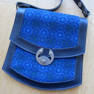 Vintage 70s Blue Green Tapestry Faux Leather Purse Bag Handbag - Medium Sized Shoulder Bag 5 Compartments Silver Hardwear Clasp Buckles