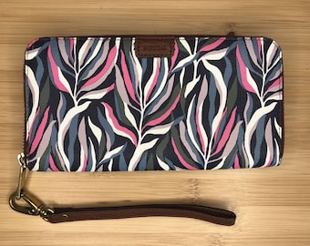 Fossil Emma RFID Large Zip Clutch EUC with leather wristlet