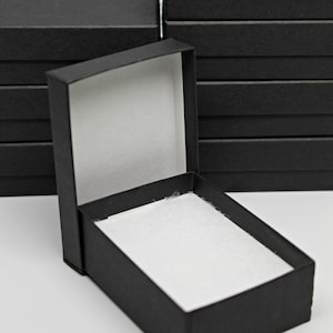 Cajas de joyería Kraft- Cajas de regalo negras- Caja de almacenamiento con tapa- Cajas de contenido reciclado- Incluye relleno de algodón- Fabricado en EE. UU.- Juego de 8