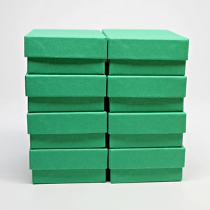Caixa de armazenamento verde com tampa - Caixas de presente - Caixas de joias Kraft - Caixas de conteúdo reciclado - Inclui preenchimento de algodão - Fabricado nos EUA - Conjunto de 8
