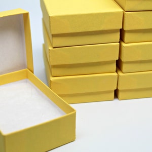 Caixas de presente - Caixas de joias Kraft - Caixa de armazenamento amarela com tampa - Caixas de conteúdo reciclado - Inclui preenchimento de algodão - Fabricado nos EUA - Conjunto de 8