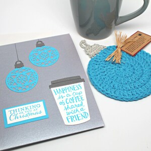 Carte de Noël avec cadeau inclus- Sous-verre à café au crochet- Carte de vœux de Noël- Unique en son genre