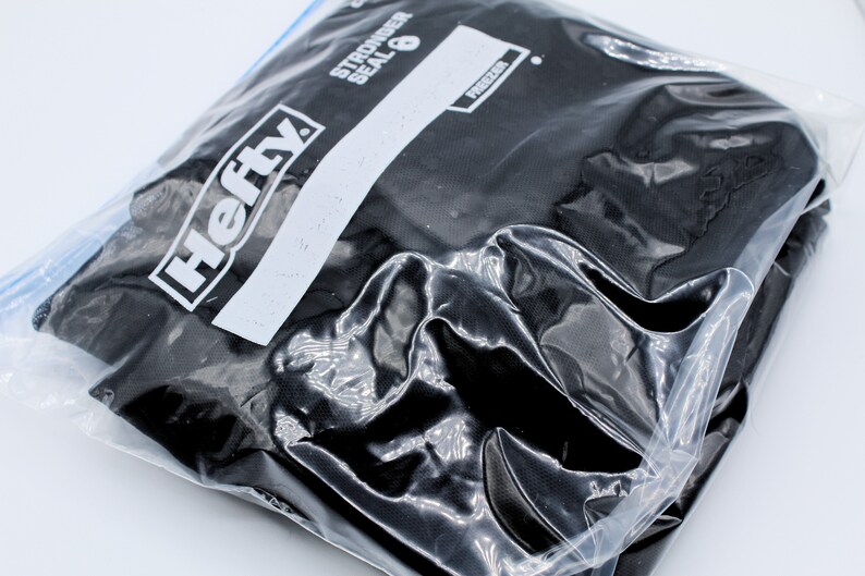 Pu&ograve; includere: Un sacchetto per congelatore nero del marchio Hefty con chiusura a zip. Il sacchetto &egrave; etichettato "Stronger Seal 8" e "Freezer".