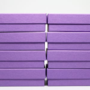 Cajas de regalo- Cajas de joyería Kraft- Caja de almacenamiento morada con tapa- Cajas de contenido reciclado- Incluye relleno de algodón- Fabricado en EE. UU.- Juego de 8