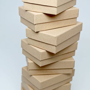 Boîtes à bijoux Kraft- Boîtes cadeaux- Boîte de présentation- Boîte de rangement avec couvercle- Boîtes de contenu recyclé- Comprend un remplissage en coton- Fabriqué aux États-Unis- Lot de 8