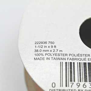 Pu&ograve; includere: Primo piano di un rotolo di nastro con testo stampato. Il testo include misure di 38,0 mm x 2,7 m. L'etichetta indica anche che il nastro &egrave; 100% poliestere e prodotto a Taiwan.