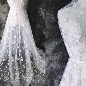 Preciosa tela de tul con estrellas brillantes, tela de estrellas plateadas para decoración de fiestas, vestidos de noche, vestidos de graduación, velos de novia y vestidos de novia, 1 yarda. imagen 2